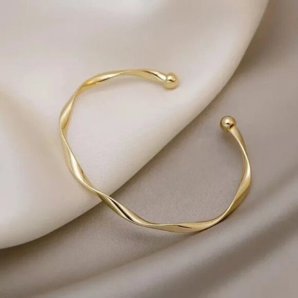 “Anya” Minimalist Twist Open Adjustable Gold Neutral Fashion Simple Bracelet - Picture 5 of 9